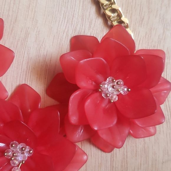 2/$30 Red flower necklace πΉπΉπππππΊπΊπΊ - Picture 4 of 4